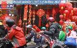 Hàng Mã rực đỏ ngày giáp Tết
